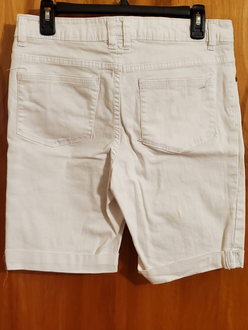 Women’s White Cotton Blend Bermuda Shorts. Size 6 - Picture 2 of 2